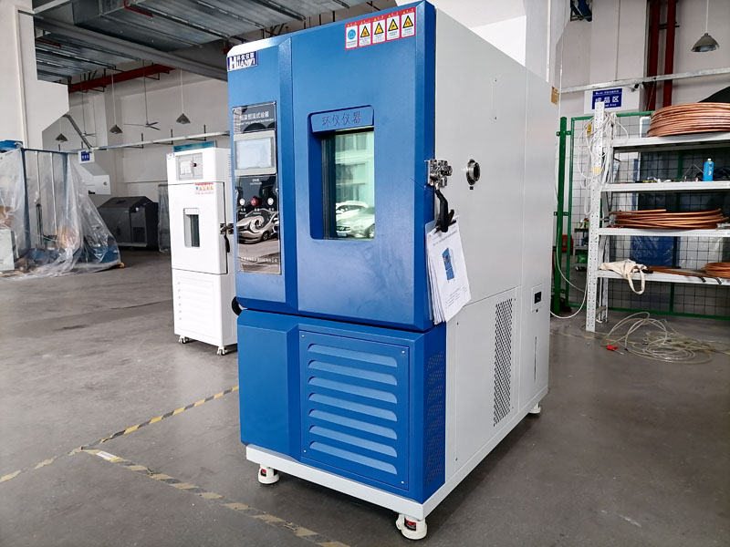 在選擇和使用非公路旅游觀光車前照燈耐高低溫試驗(yàn)箱時(shí)，用戶需要考慮以下幾個(gè)因素：  設(shè)備精度和可靠性：選擇高精度、高可靠性的試驗(yàn)箱，確保測(cè)試結(jié)果的準(zhǔn)確性。 供應(yīng)商服務(wù)：選擇提供優(yōu)質(zhì)售后服務(wù)的供應(yīng)商，以確保設(shè)備的長(zhǎng)期穩(wěn)定運(yùn)行。 符合標(biāo)準(zhǔn)：確保所選設(shè)備能夠滿足相關(guān)的國(guó)家和國(guó)際標(biāo)準(zhǔn)要求。(圖1)